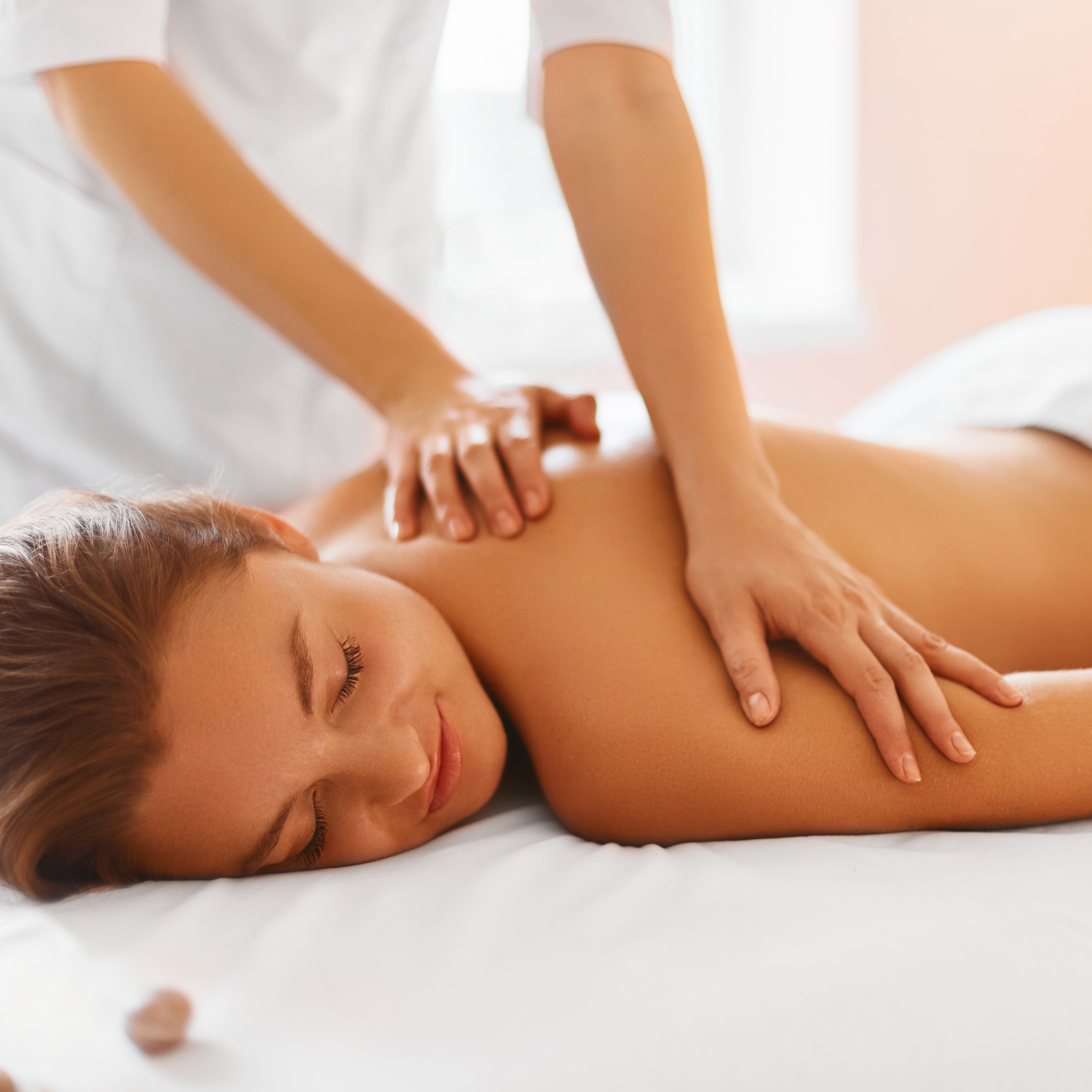 Een voldoende breed beeld dat zowel voldoende van de masseur als de klant toont.
